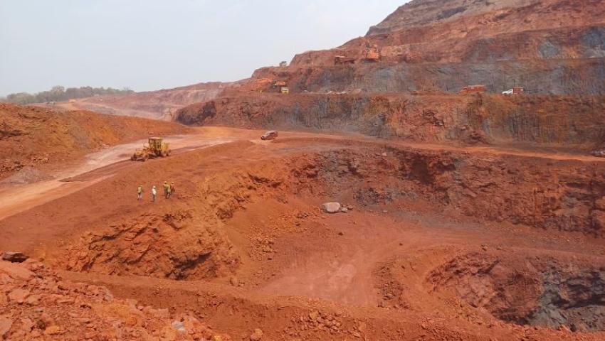 الخدمات والأدوات الفنية